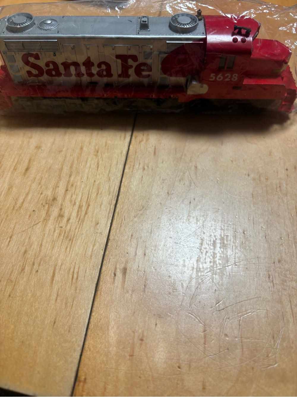 Vintage HO scale Tyco Santa Fe #5628 GP20 Diesel locomotive - red